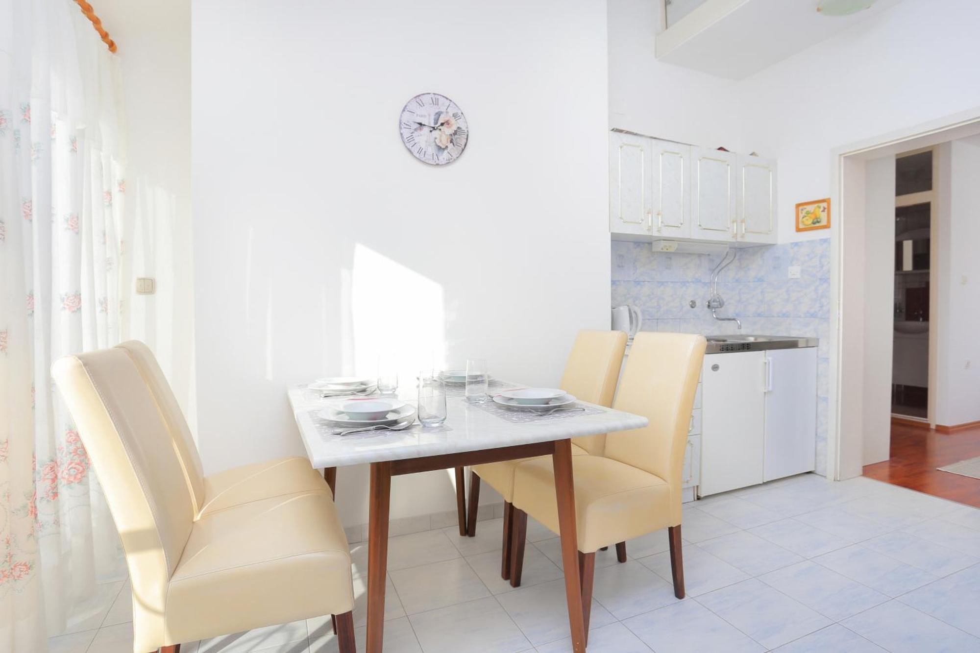Apartments And Rooms With Parking Space Kastel Stafilic, Kastela - 18673 Bilik gambar