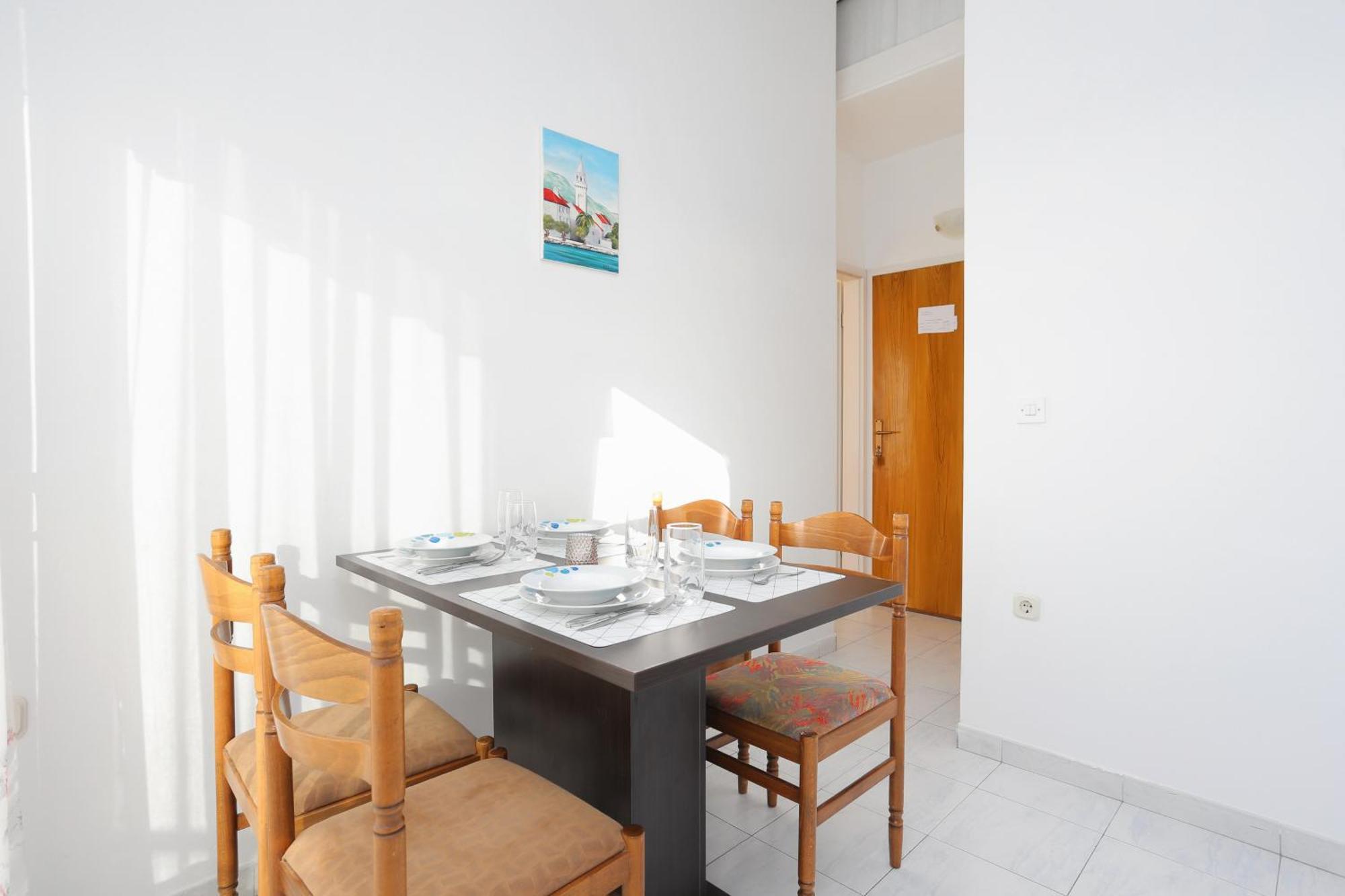 Apartments And Rooms With Parking Space Kastel Stafilic, Kastela - 18673 Bilik gambar