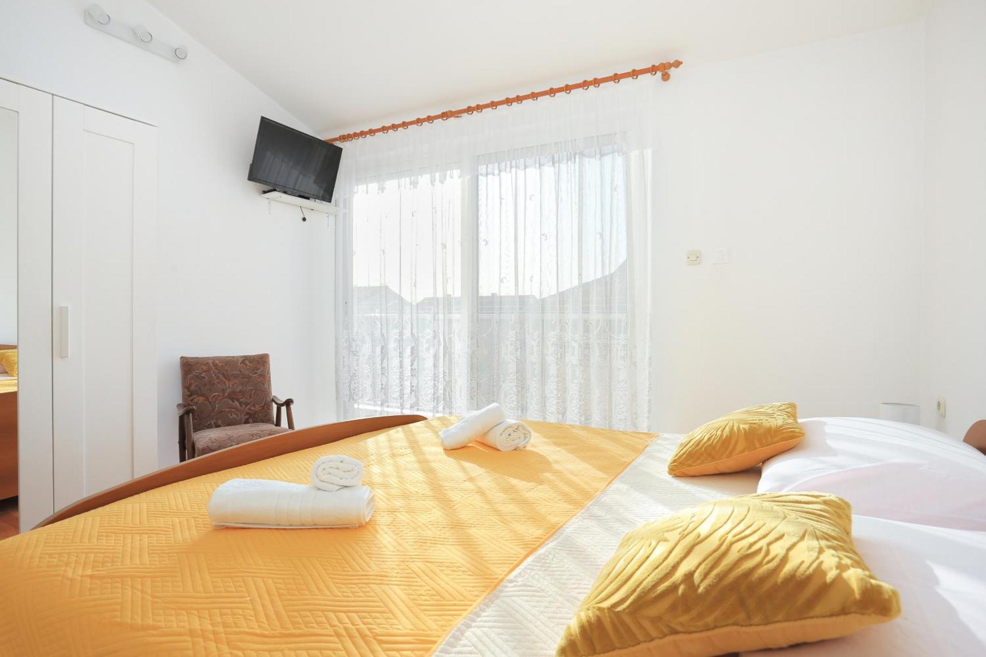Apartments And Rooms With Parking Space Kastel Stafilic, Kastela - 18673 Bilik gambar