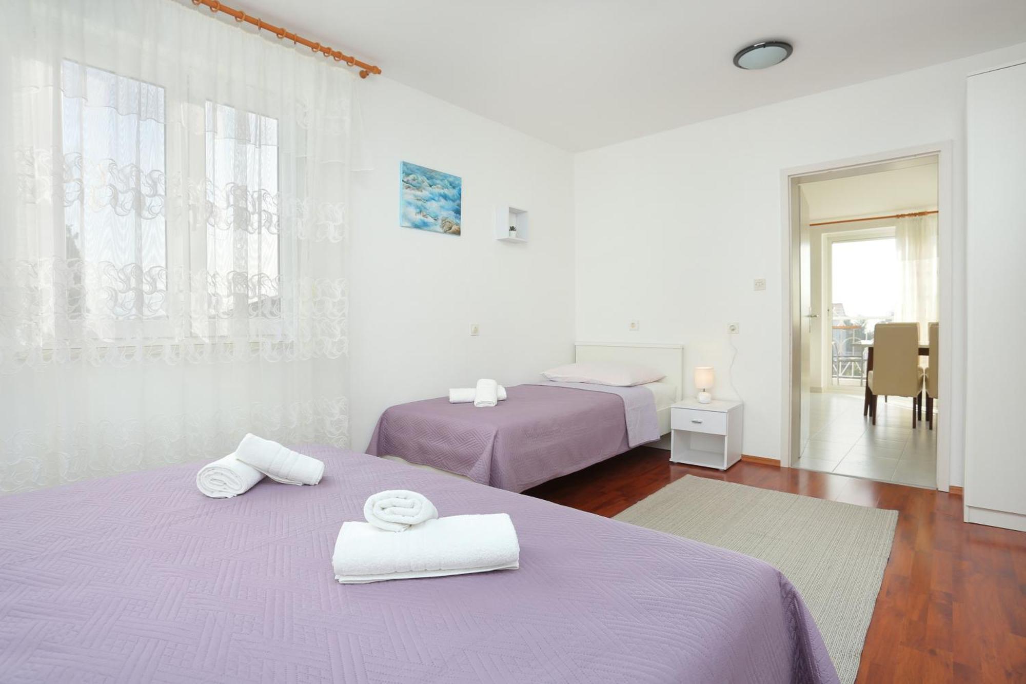 Apartments And Rooms With Parking Space Kastel Stafilic, Kastela - 18673 Bilik gambar