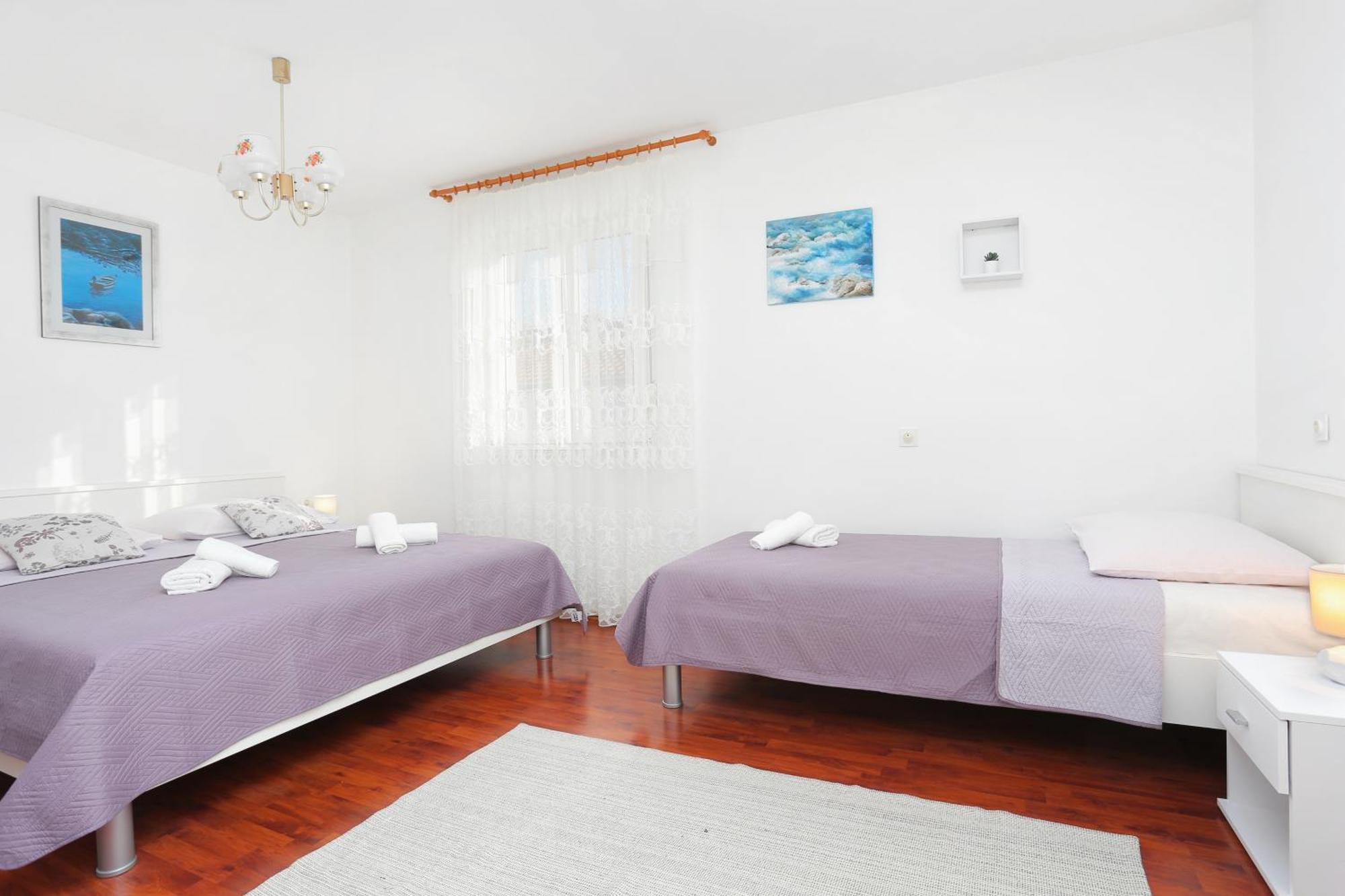 Apartments And Rooms With Parking Space Kastel Stafilic, Kastela - 18673 Bilik gambar